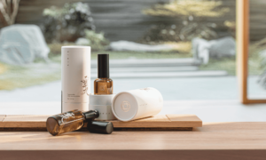 AURJA 靈式空間噴霧商品與白色包裝呈現於自然光下的日式庭院氛圍中